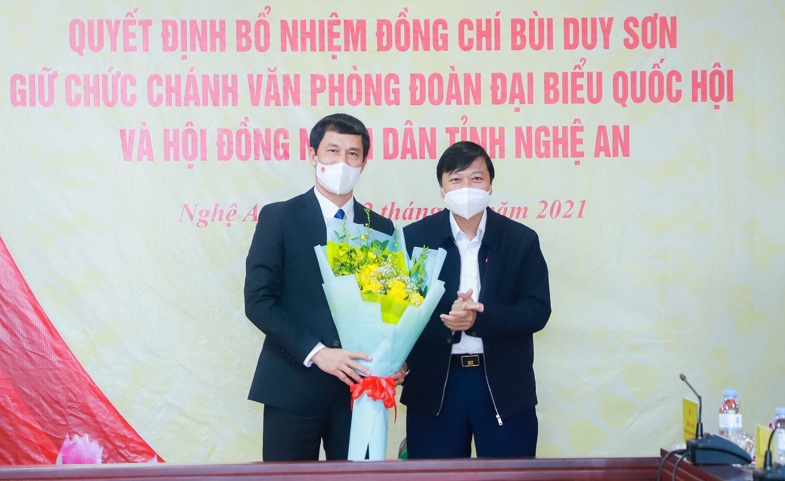 Phó Chủ tịch Thường trực UBND tỉnh Lê Hồng Vinh tặng hoa chúc mừng Chánh Văn phòng Bùi Duy Sơn