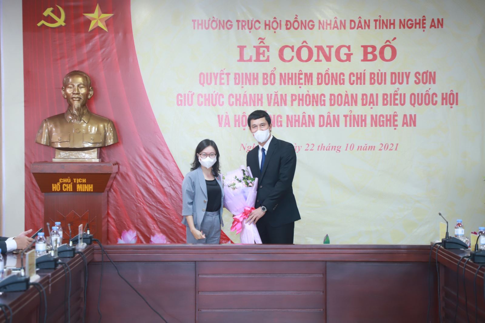 Phó Trưởng Đoàn ĐBQH tỉnh Thái Thị An Chung tặng hoa chúc mừng Chánh Văn phòng Bùi Duy Sơn