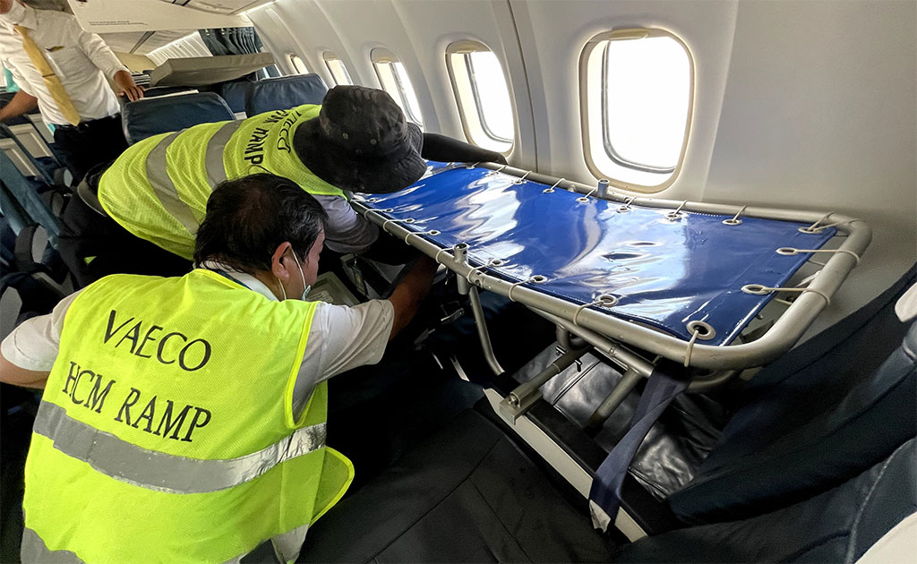  Chuyến bay từ Côn Đảo về TP HCM của VASCO hôm nay đã được gập 06 ghế, lắp cáng để phục vụ một hành khách cao tuổi từng bị tai biến không thể ngồi ghế như khách thông thường