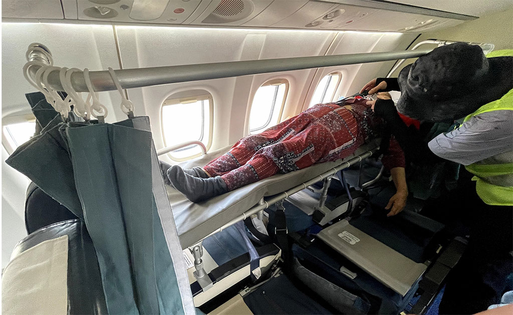 Do vấn đề sức khỏe, đi lại rất khó khăn và không đảm bảo sức khỏe để ngồi trong suốt hành trình, nên vị khách có nguyên vọng nằm cáng trên máy bay