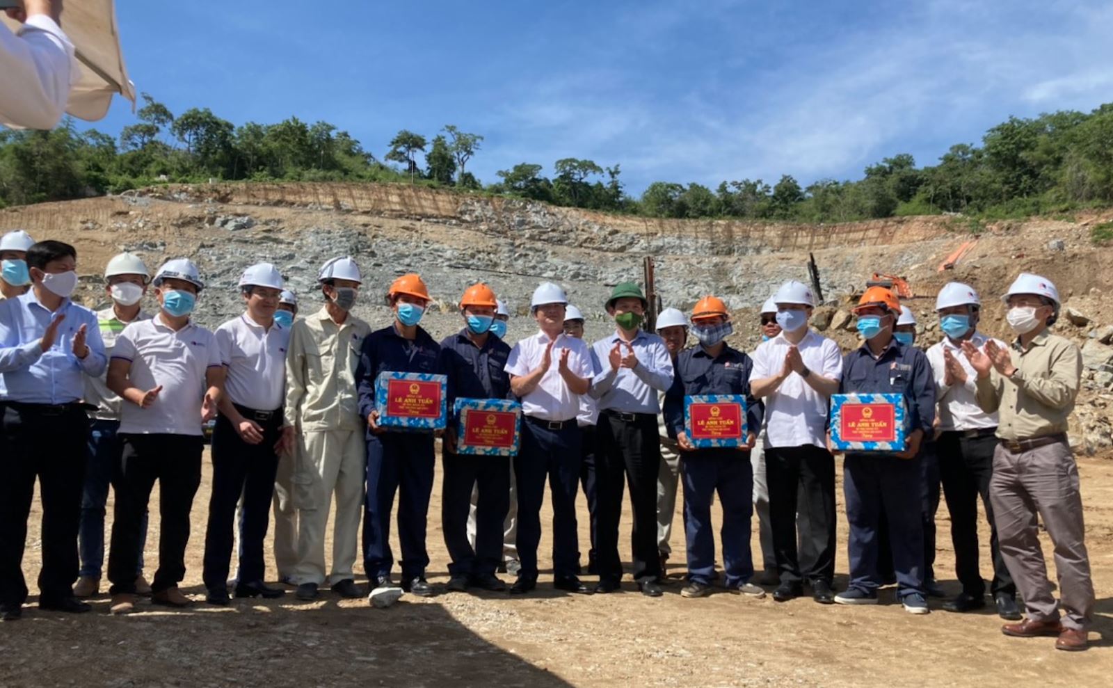 Thứ trưởng Bộ Giao thông Vận tải Lê Anh Tuấn (đội mũ cối) tặng quà động viên các  kỹ sư công nhân đang thi công hầm Núi Vung.