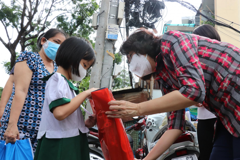 Đại diện MTTQVN TP Hồ Chí Minh tặng quà cho trẻ mồ côi do Covid-19