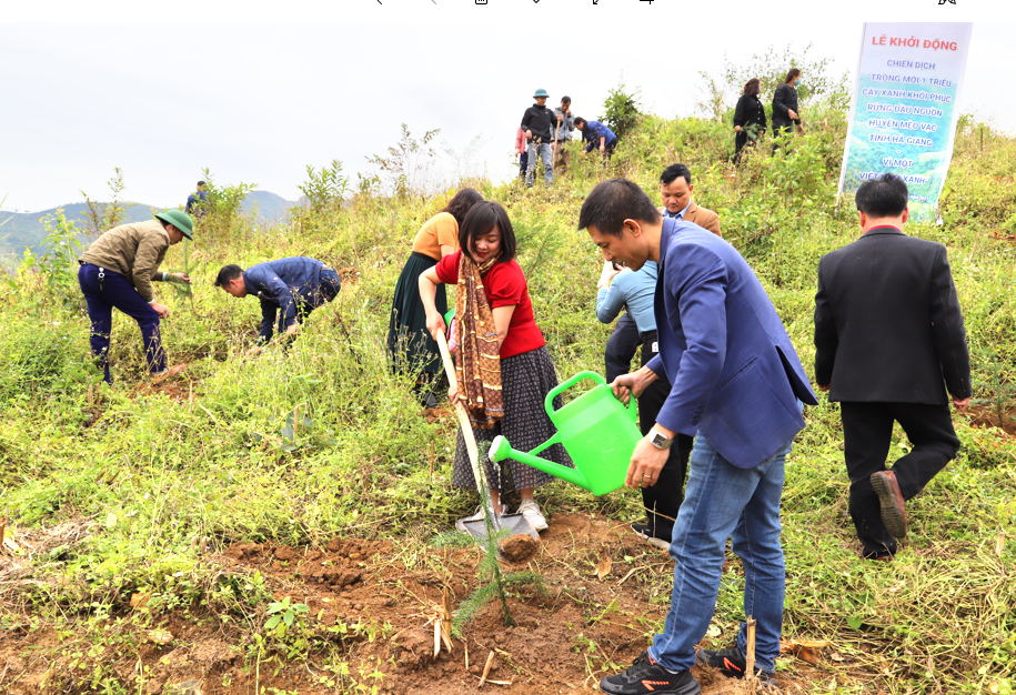 Các đại biểu và nhân dân hăng hái trồng cây tại huyện Mèo Vạc