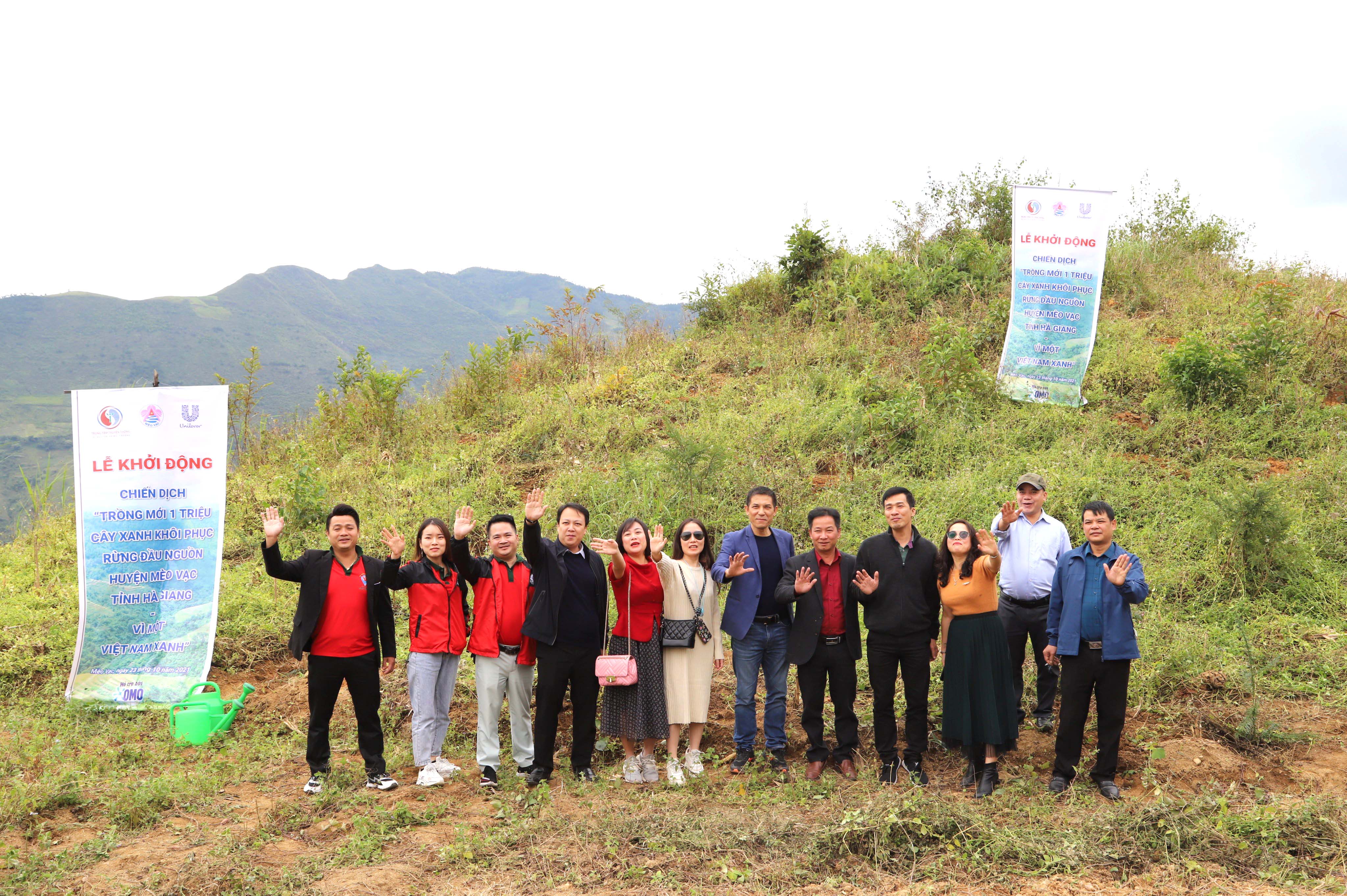 	Các đại biểu và người dân chụp ảnh lưu niệm sau khi đã trồng mới cây xanh khôi phục rừng đầu nguồn và bảo vệ môi trường