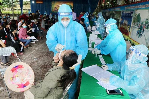 Nhân viên y tế lấy mẫu xét nghiệm sang lọc cho người dân phường Gia Cẩm, thành phố Việt Trì, tỉnh Phú Thọ.