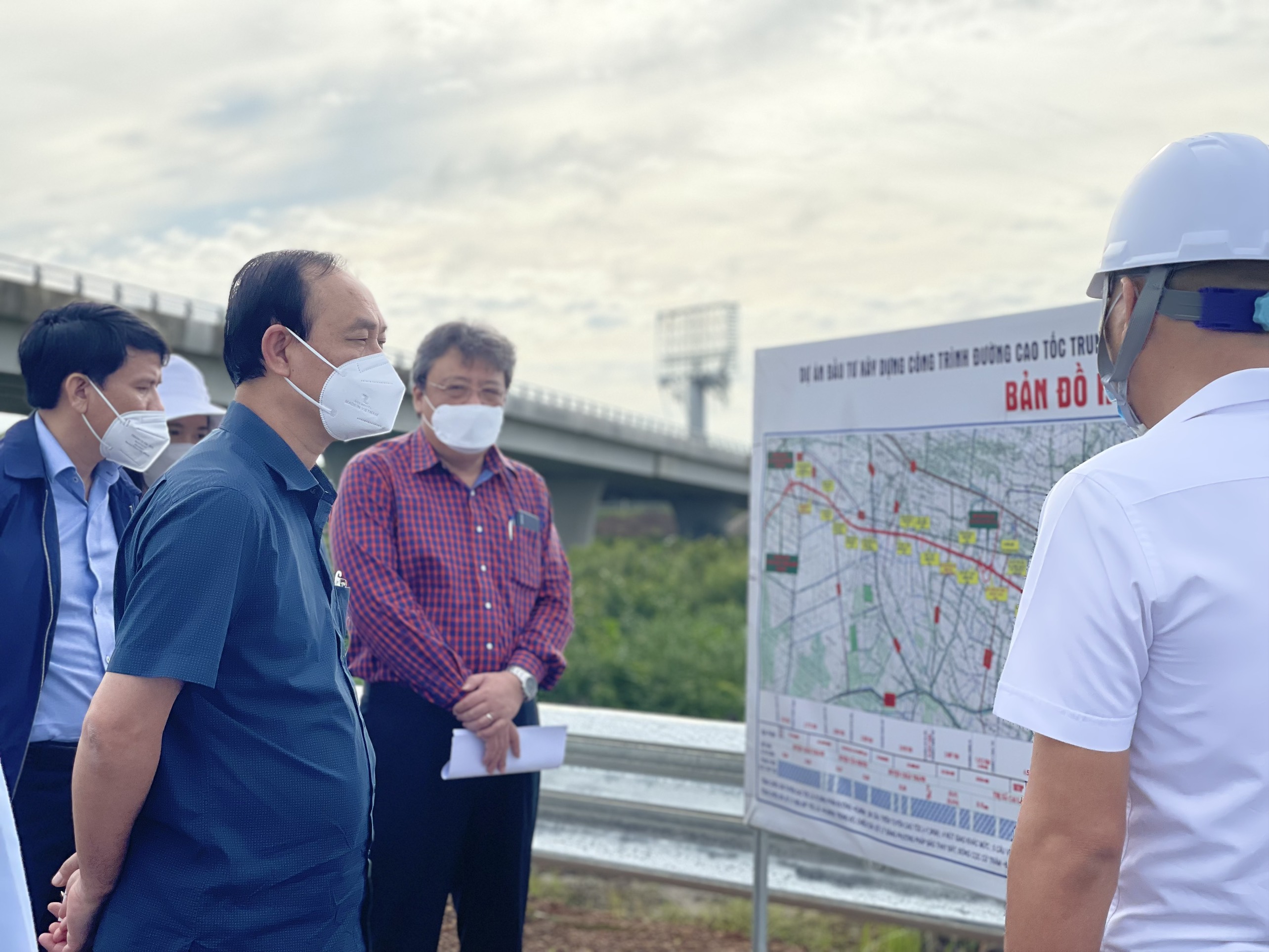 hứ trưởng Bộ GTVT Lê Đình Thọ nghe báo cáo tiến độ thực hiện dự án cao tốc Trung Lương – Mỹ Thuận
