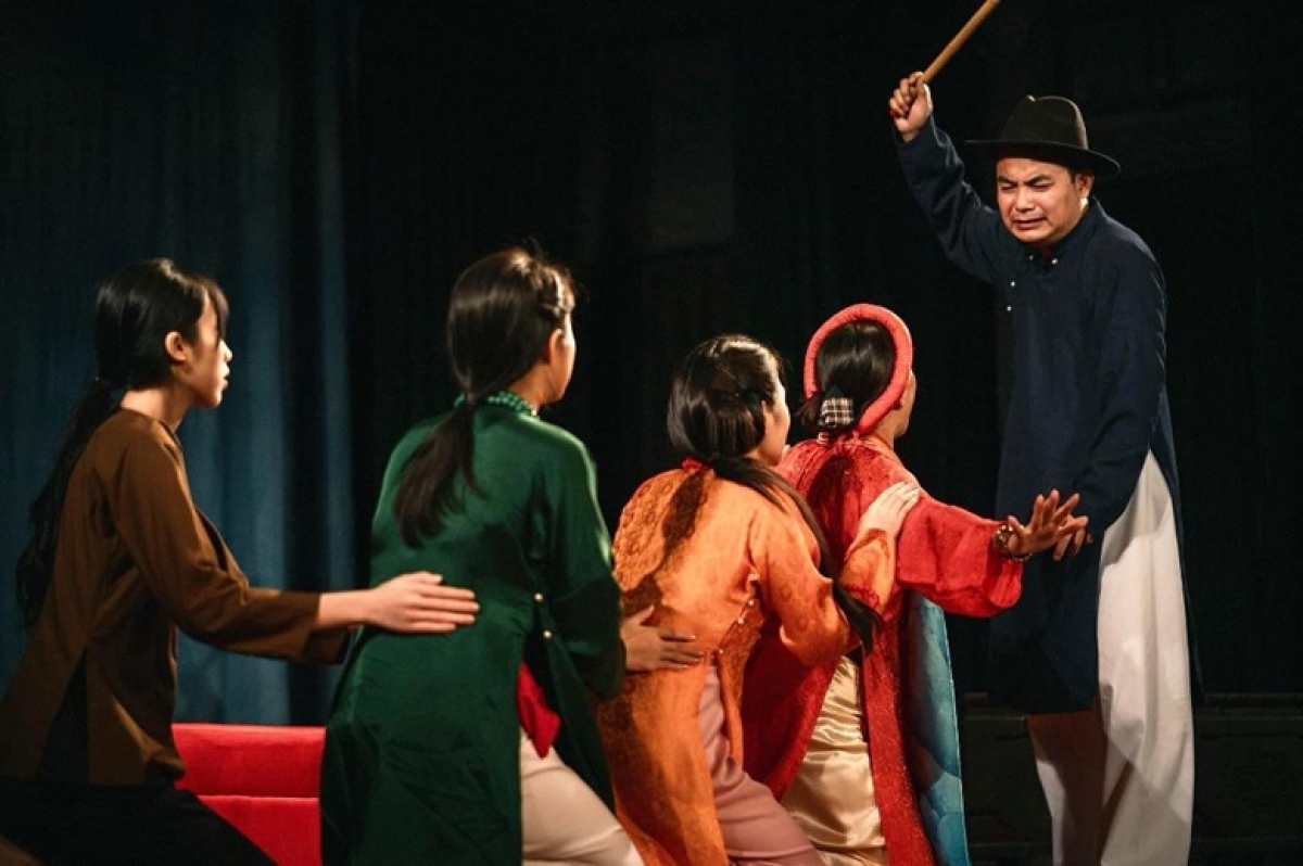 	Ông Thông cầm roi dọa đánh em gái - Ảnh: Nhà hát Kịch Việt Nam