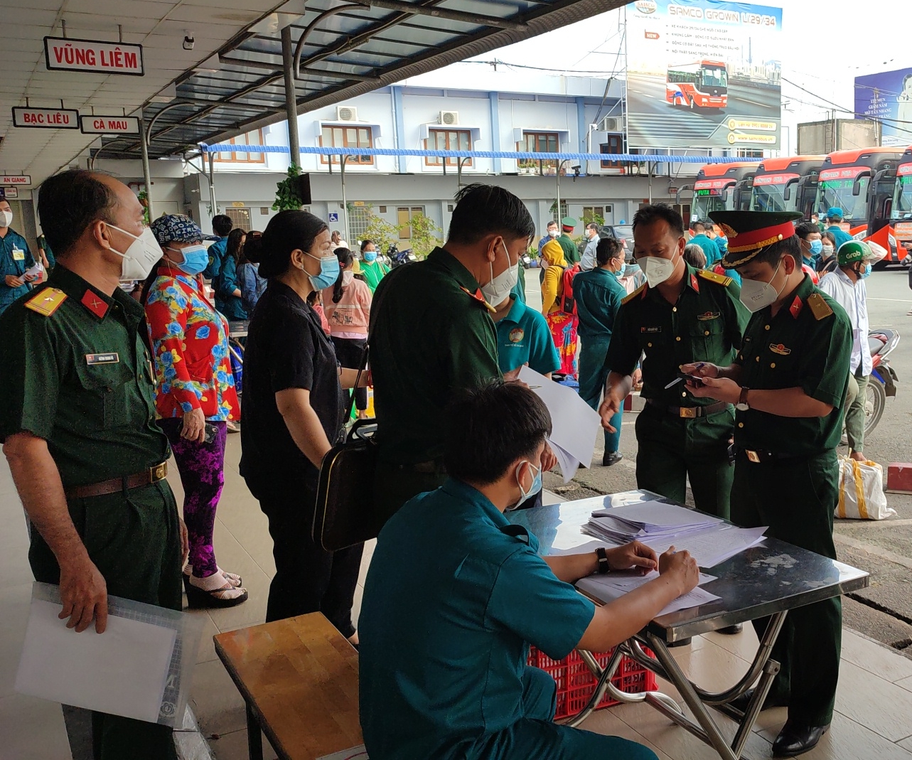 Bộ Tự lệnh TP. Hồ Chí Minh phối hợp với các đơn vị tổ chức đưa người dân về quê theo nguyện vọng 