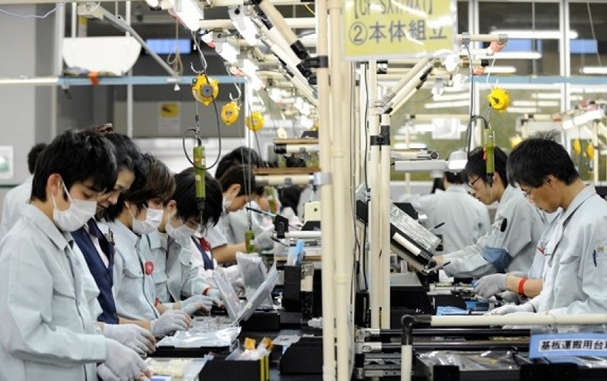 Công nhân Việt Nam làm việc tại một nhà máy sản xuất máy tính xách tay ở Kobe, phía Tây Nhật Bản.
