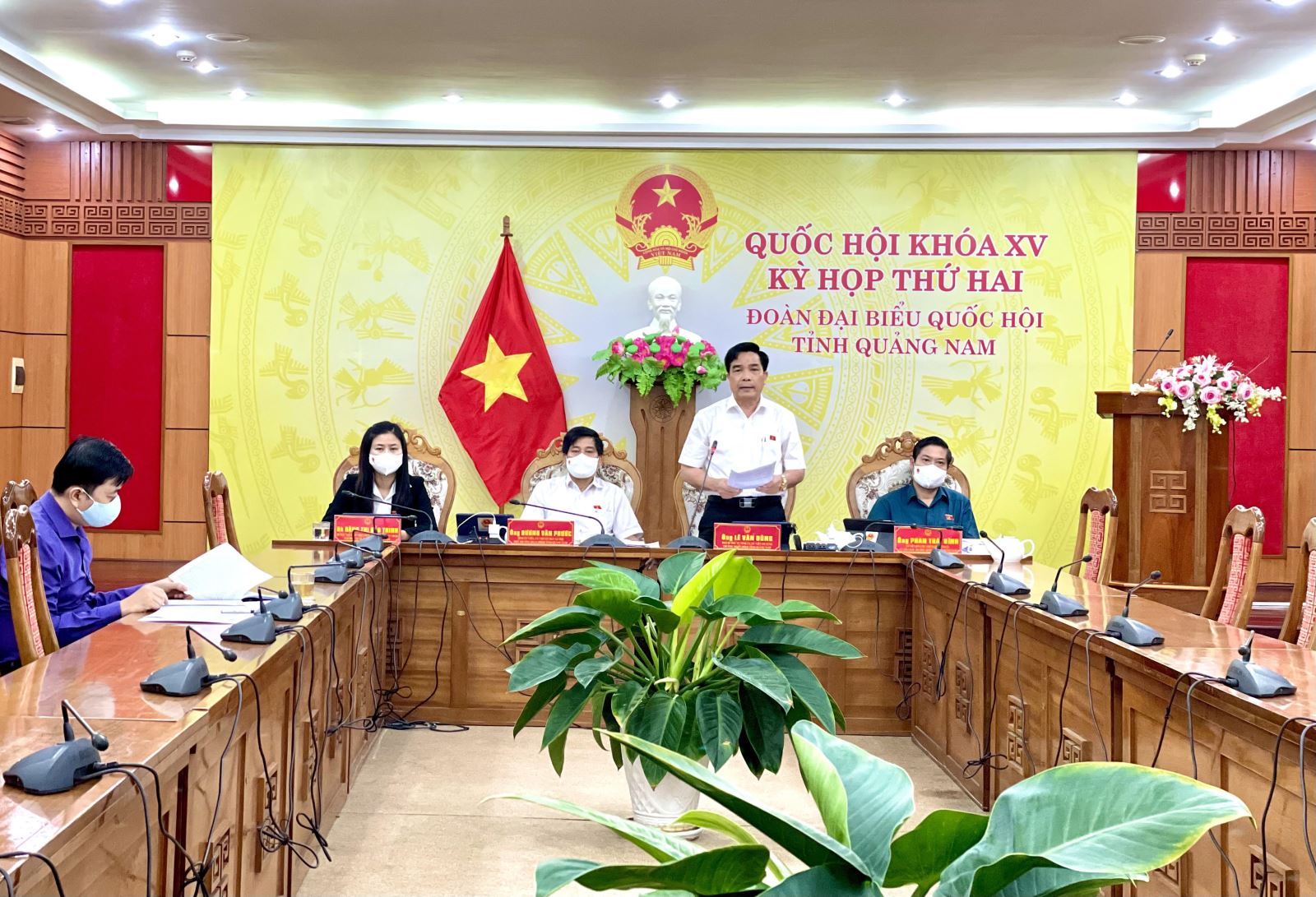 Các vị ĐBQH dự phiên thảo luận trực tuyến tại điểm cầu tỉnh Quảng Nam