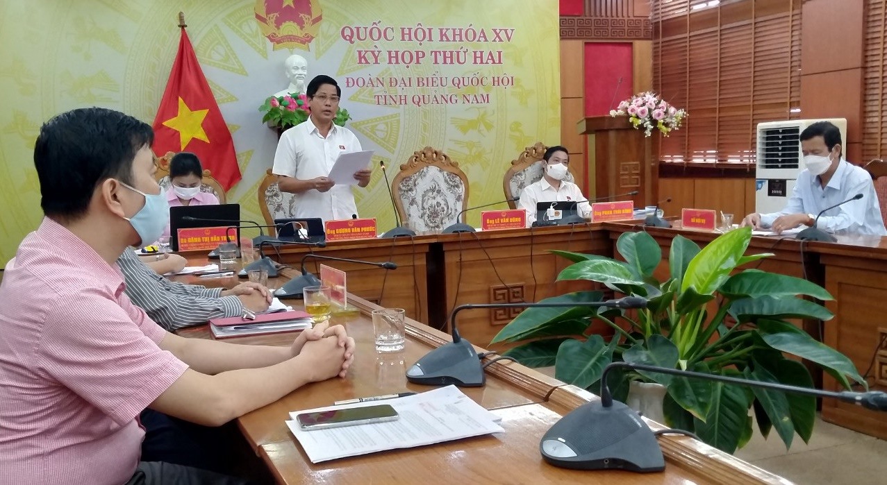 Phó Trưởng đoàn ĐBQH tỉnh Quảng Nam Dương Văn Phước phát biểu thảo luận trực tuyến về dự án Luật Thi đua - khen thưởng sửa đổi sáng nay 28.10 