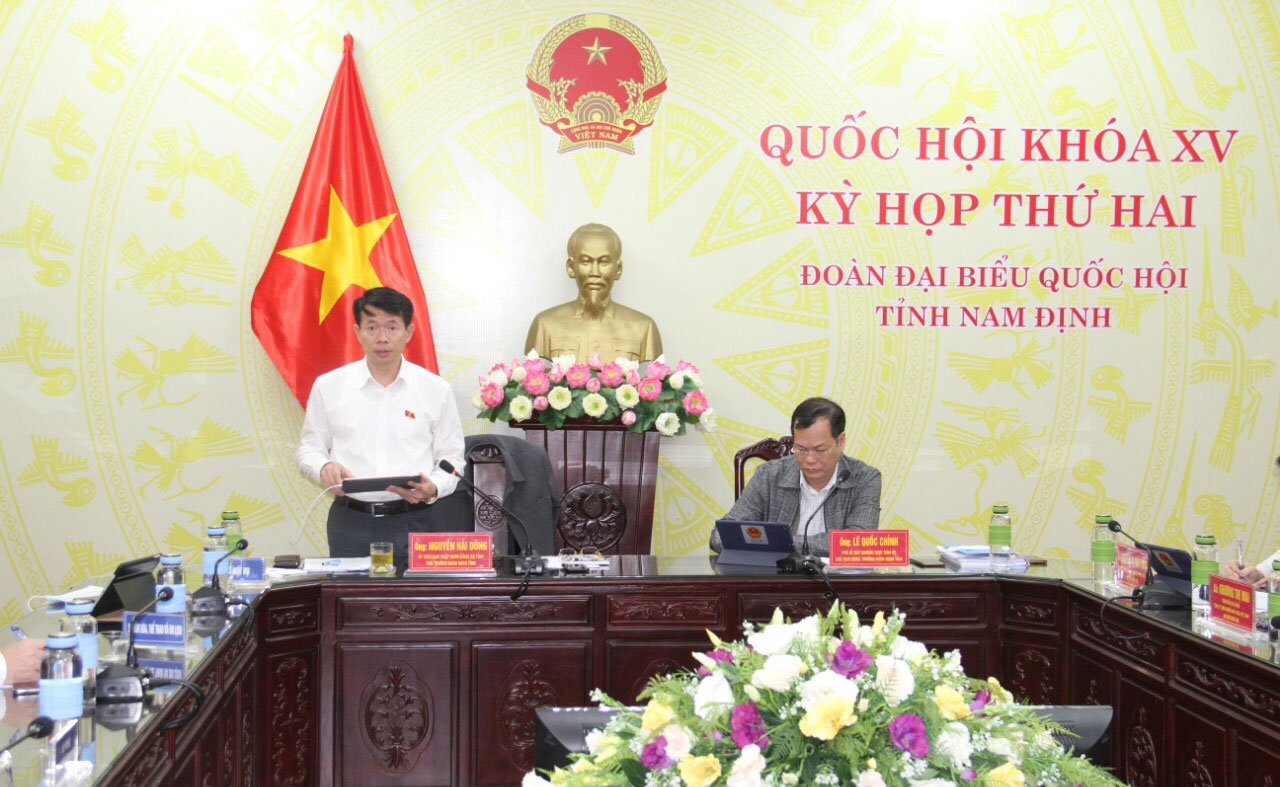 Phó Trưởng Đoàn Chuyên trách Đoàn ĐBQH tỉnh Nguyễn Hải Dũng phát biểu trực tuyến tại điểm cầu Nam Định