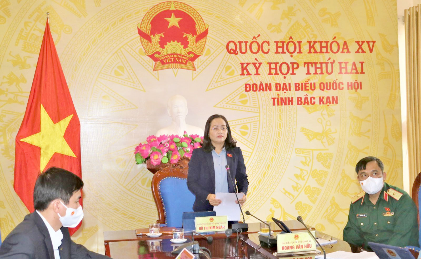 Phó Trưởng Đoàn ĐBQH Hồ Thị Kim Ngân phát biểu ý kiến tại điểm cầu tỉnh Bắc Kạn 