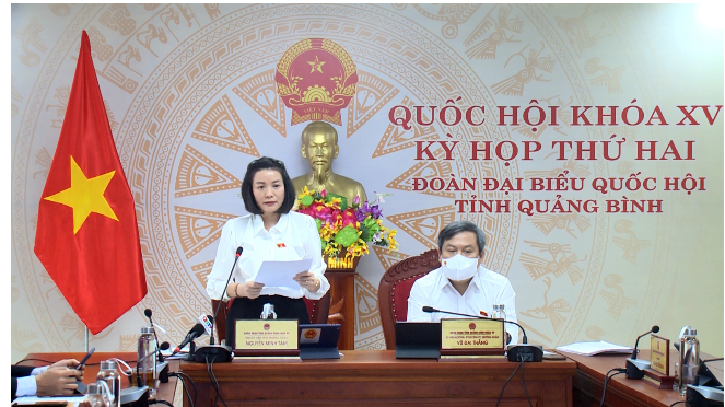 Đại biểu Nguyễn Minh Tâm phát biểu tại điểm cầu tỉnh Quảng Bình