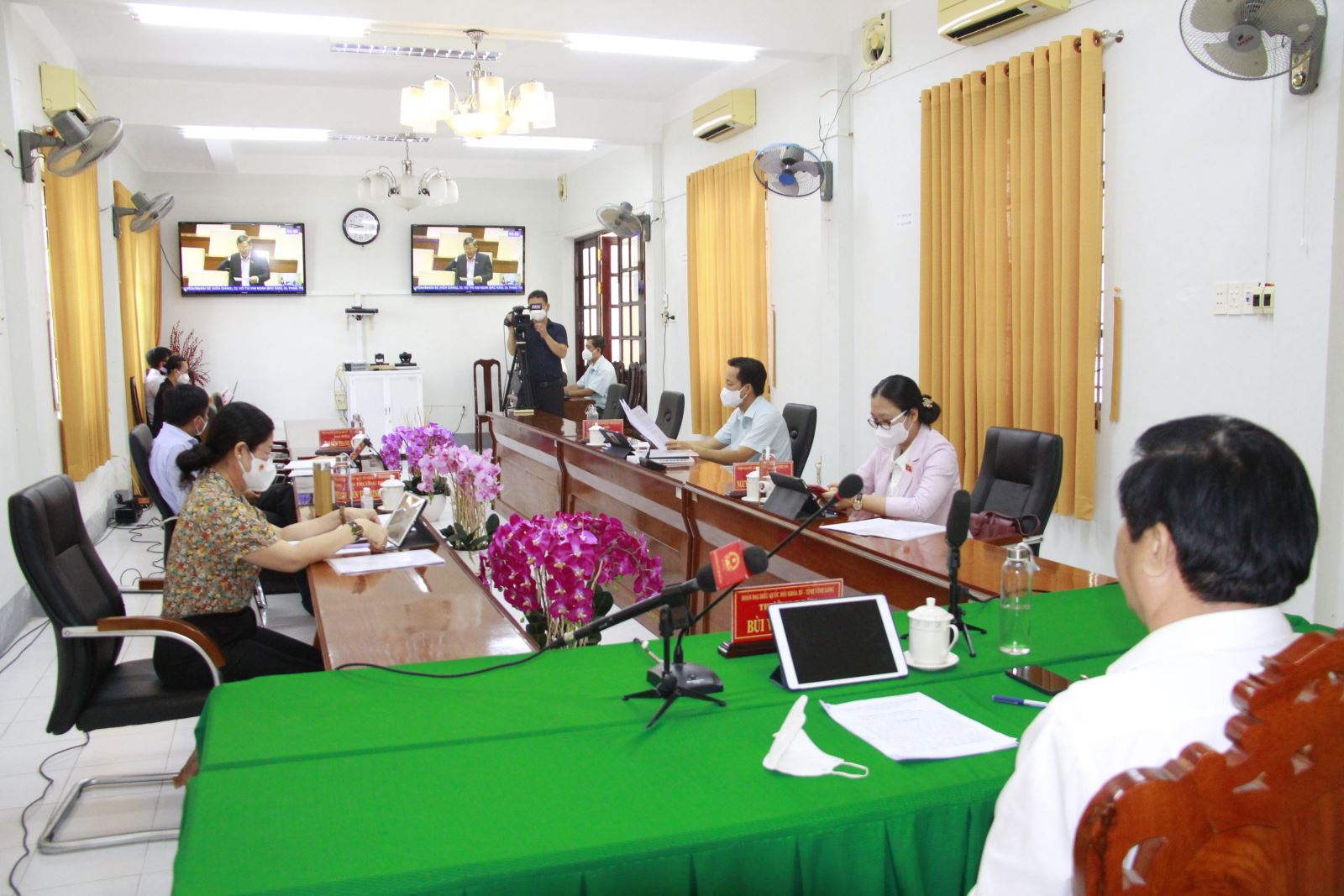 Các đại biểu dự thảo luận trực tuyến tại điểm cầu tỉnh Vĩnh Long - ảnh: Hữu Tài