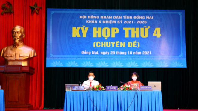 Chủ tịch HĐND tỉnh Thái Bảo và Phó chủ tịch HĐND tỉnh Hoàng Thị Bích Hằng chủ trì kỳ họp