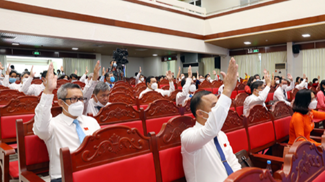 Các đại biểu HĐND tỉnh biểu quyết thông qua các Nghị quyết tại kỳ họp