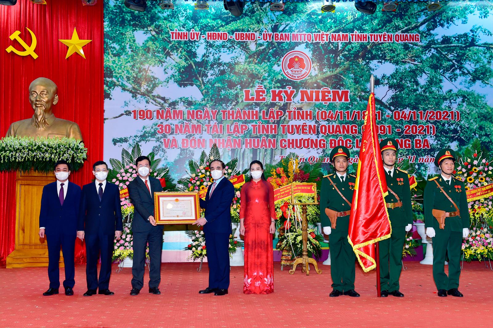 thay mặt lãnh đạo Đảng, Nhà nước, Thường trực Ban Bí thư Võ Văn Thưởng đã trao Huân chương Độc lập hạng Ba cho tỉnh Tuyên Quang.