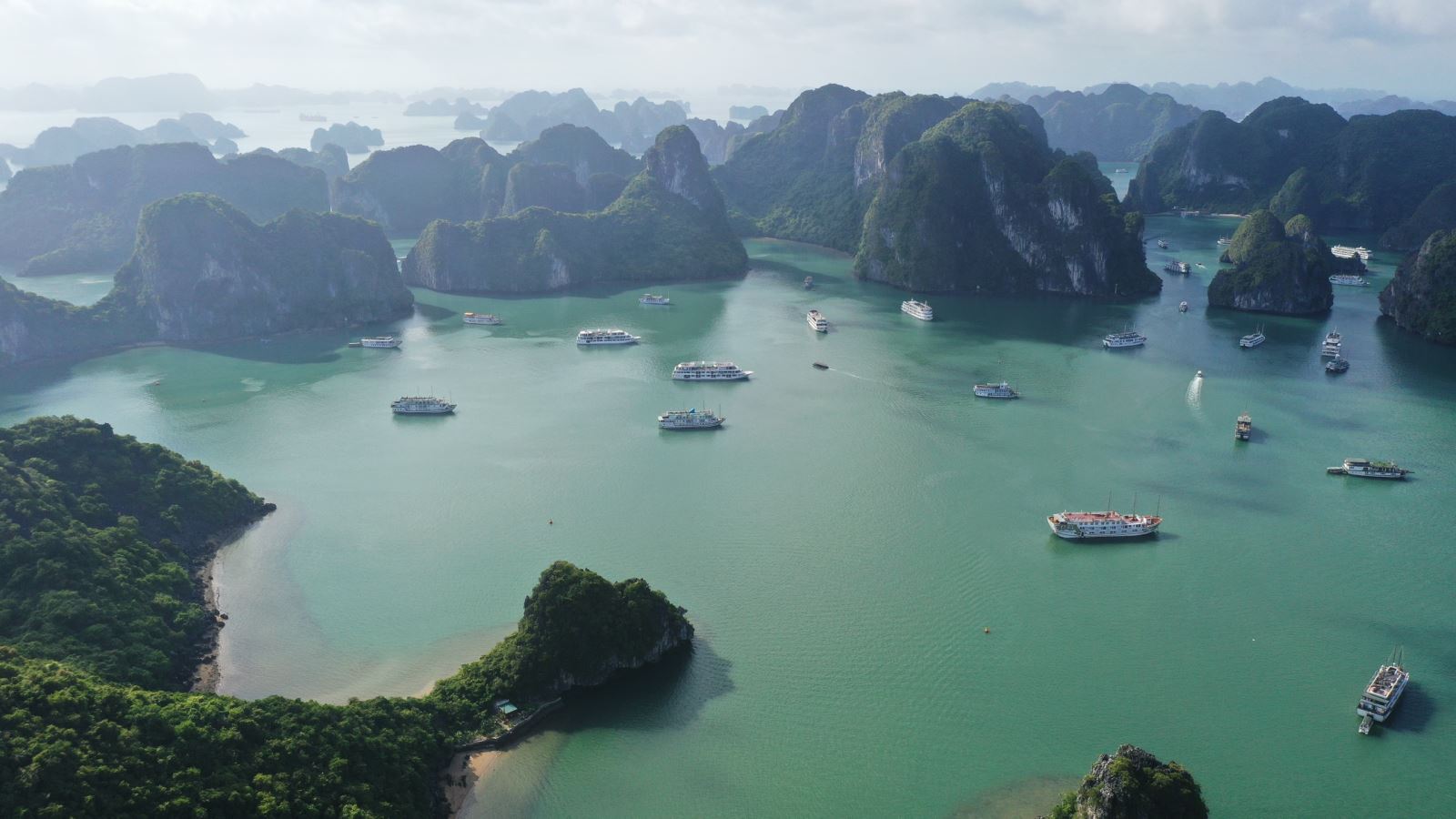 vịnh Hạ Long được vinh danh là “Điểm đến hấp dẫn hàng đầu châu Á 2021”