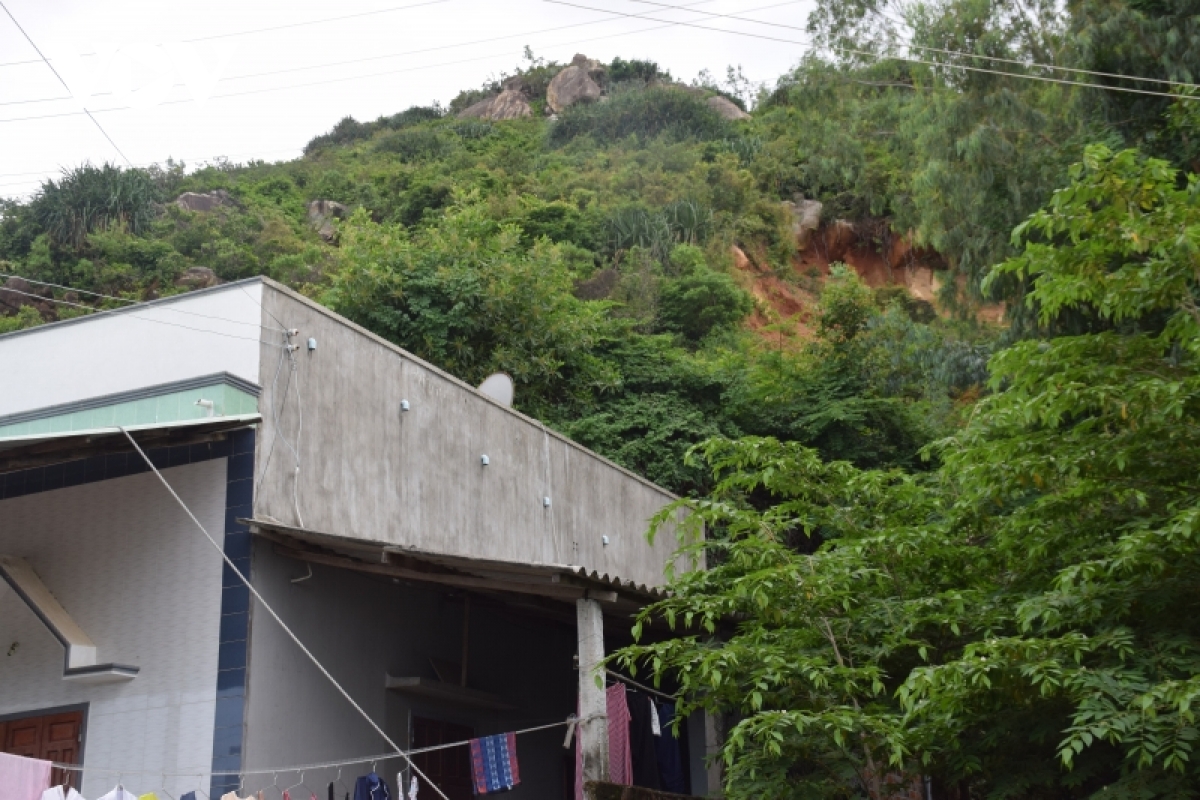 Điểm sạt lở nằm sau nhà người dân ở khu núi Gành, xã Cát Minh, huyện Phù Cát