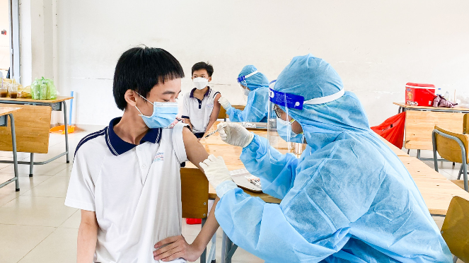 Học sinh Trường THCS Nguyễn Thị Minh Khai (TP. Thủ Dầu Một) tiêm vaccine Pfizer ngừa Covid-19