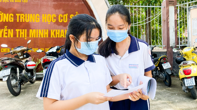 Học sinh nhận giấy chứng nhận hoàn thành tiêm vaccine phòng Covid-19 mũi 1