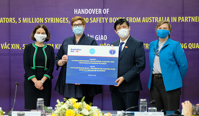 Bộ trưởng Bộ Y tế Nguyễn Thanh Long tiếp nhận thiết bị dây chuyền lạnh và vật tư tiêm chủng do Chính phủ Australia và UNICEF hỗ trợ