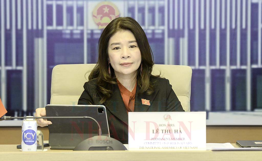 	Ủy viên Thường trực Ủy ban Đối ngoại Lê Thu Hà góp ý vào các dự thảo Nghị quyết