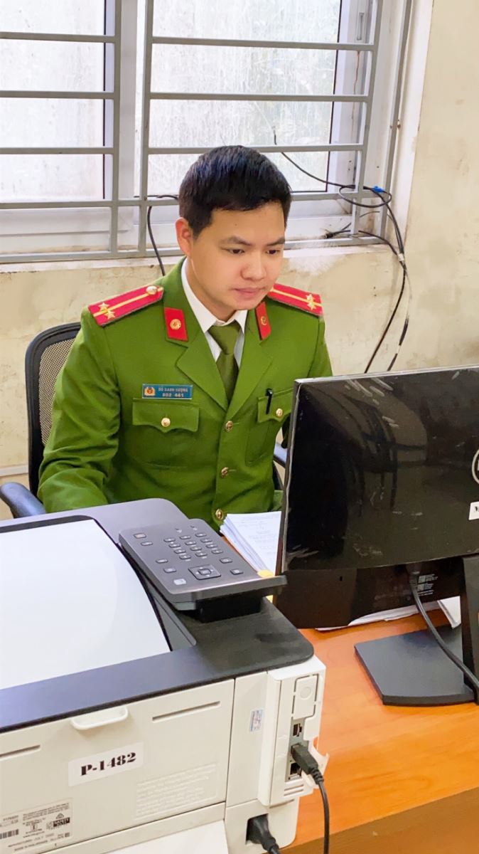 Trung úy Đỗ Danh Vượng, Công an phường Khương Mai, quận Thanh Xuân, TP Hà Nội. (Thái Yến)