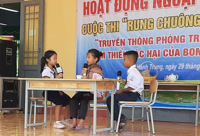 	Các em điểm Trường Tiểu học xã Hành Trung, huyện Nghĩa Hành tham gia vở kịch kể chuyện về tai nạn bom mìn