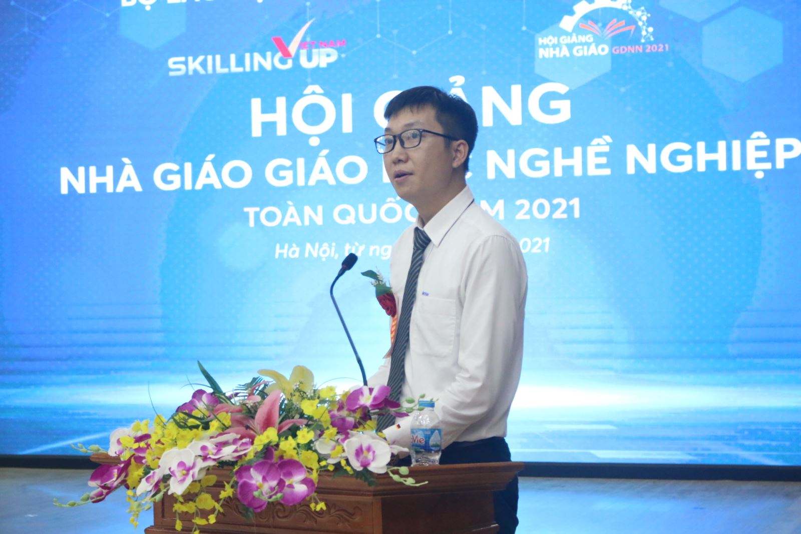 Ths Lê Tùng Lâm (giảng viên khoa Điện, Trường CĐ Cơ điện Hà Nội) phát biểu tại Lễ Khai mạc.