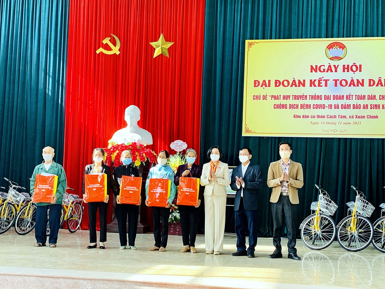 Trưởng Ban Công tác đại biểu Nguyễn Thị Thanh đã trao quà cho khu dân cư tiêu biểu thôn Cách Tâm và 5 hộ nghèo