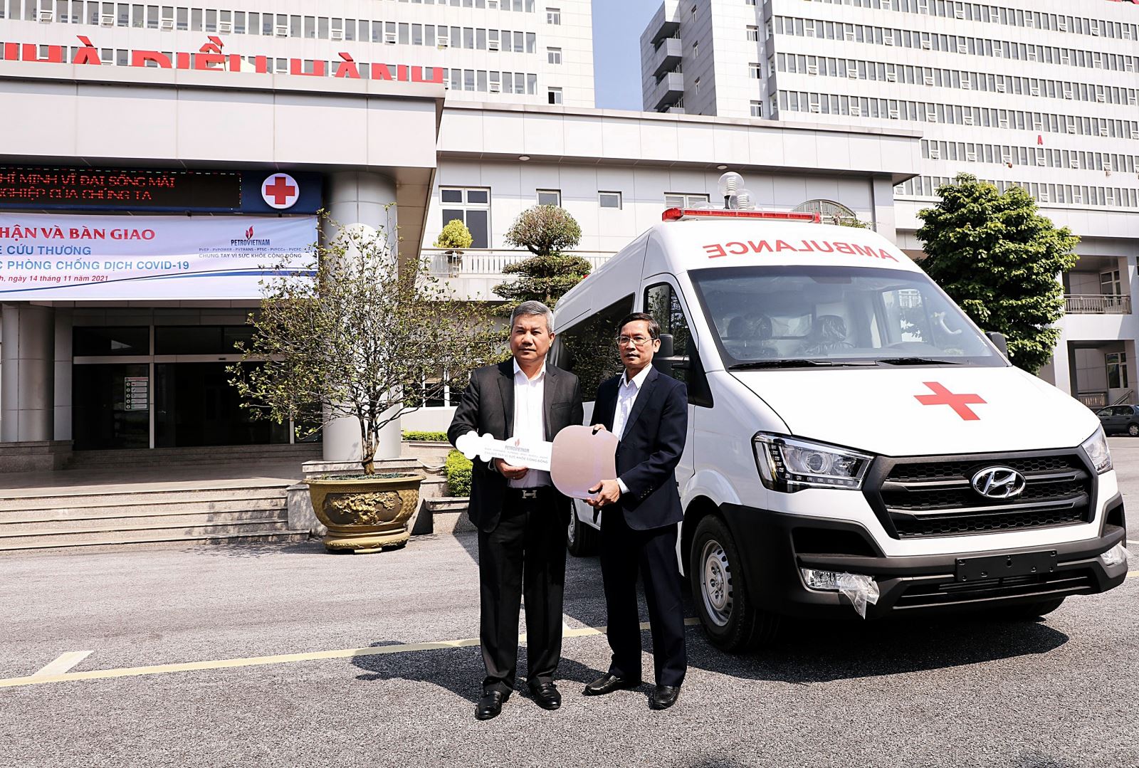 Đại diện Tập đoàn Dầu khí Quốc gia Việt Nam trao tặng xe cứu thương cho bệnh viện Đa khoa tỉnh Ninh Bình