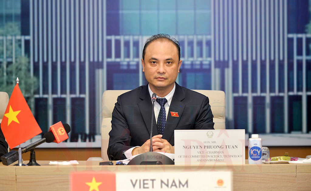 	Phó Chủ nhiệm Ủy ban Khoa học,Công nghệ và Môi trường Nguyễn Phương Tuấn phát biểu tại Phiên thảo luận trực tuyến chuyên đề 3