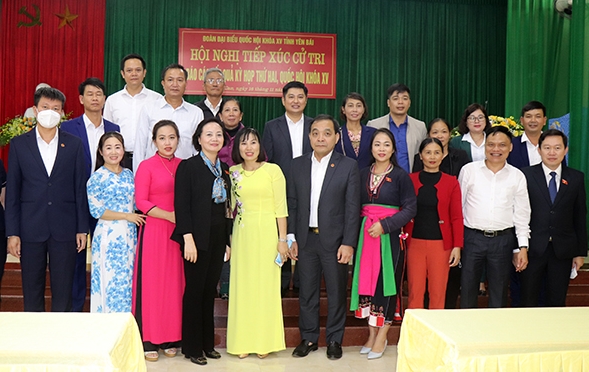 Bộ trưởng Bộ Nội vụ Phạm Thị Thanh Trà chụp ảnh lưu niệm cùng các đại biểu và cử tri huyện Trấn Yên