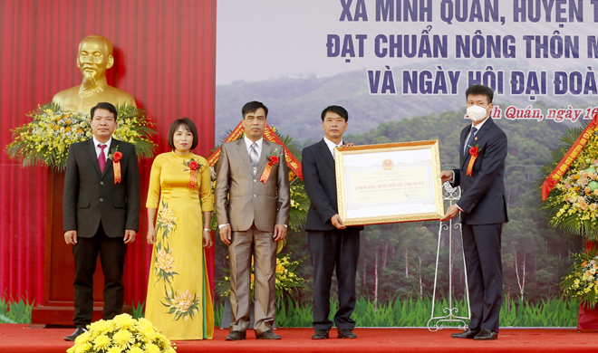 Chủ tịch UBND tỉnh Trần Huy Tuấn đã trao Quyết định công nhận xã Minh Quán đạt chuẩn quốc gia nông thôn mới nâng cao