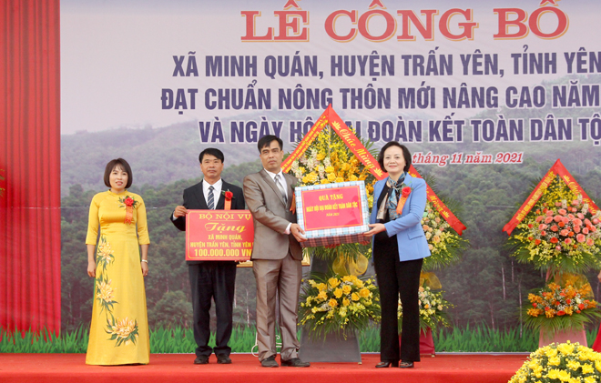 Bộ trưởng Bộ Nội vụ Phạm Thị Thanh Trà tặng hoa và quà chúc mừng Đảng bộ, chính quyền và nhân dân xã Minh Quán