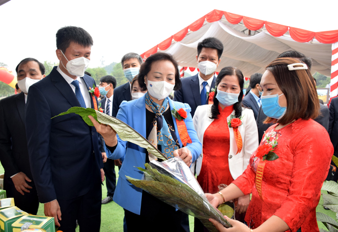 Bộ trưởng Phạm Thị Thanh Trà cùng lãnh đạo tỉnh Yên Bái thăm quan các sản phẩm OCOP huyện Trấn Yên