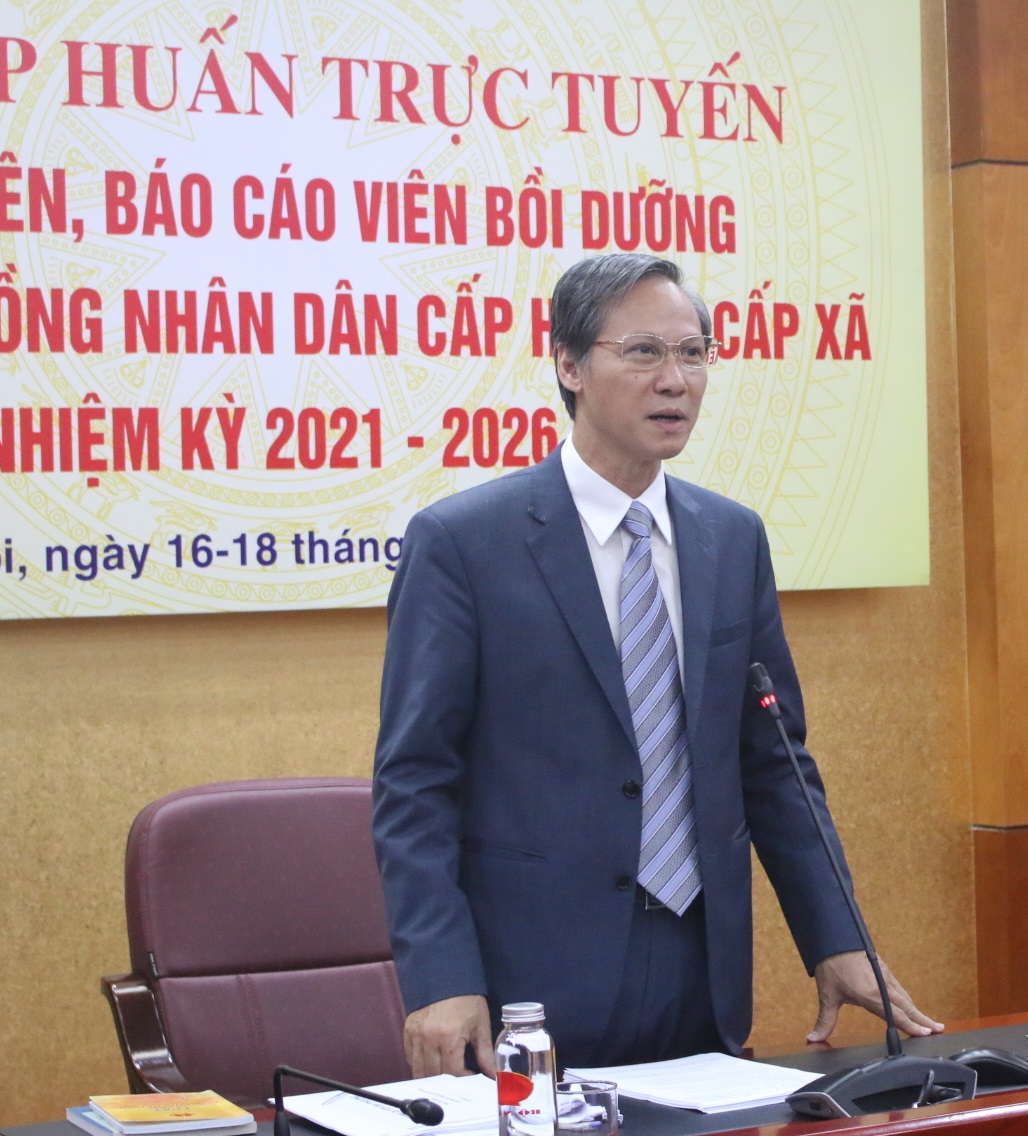 Vụ trưởng Vụ Chính quyền địa phương, Bộ Nội vụ TS Phan Văn Hùng chia sẻ tại buổi học.
