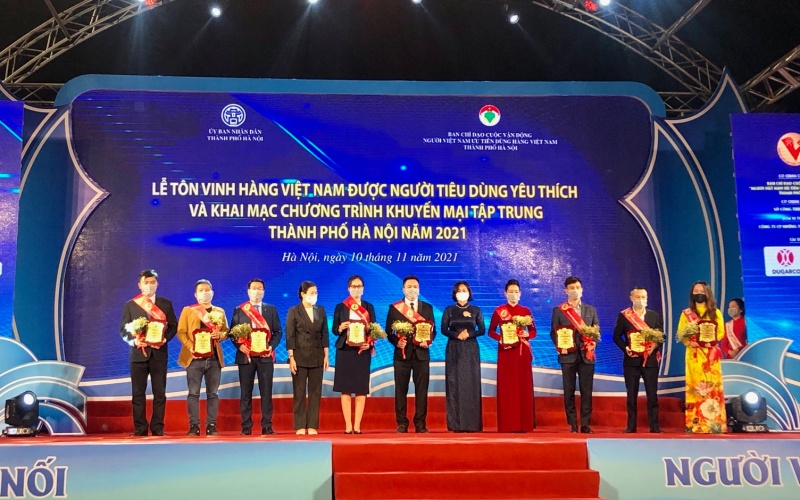 Trao Giấy chứng nhận Hàng Việt Nam được người tiêu dùng yêu thích TP Hà Nội năm 2021 cho các doanh nghiệp đạt giải.