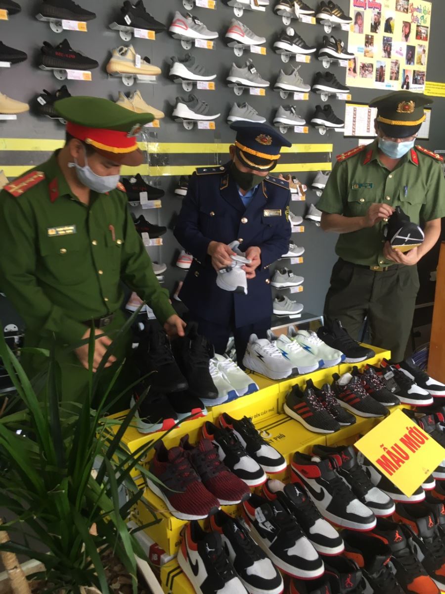 Lực lượng chức năng đang kiểm tra tại 1 cửa hàng giày