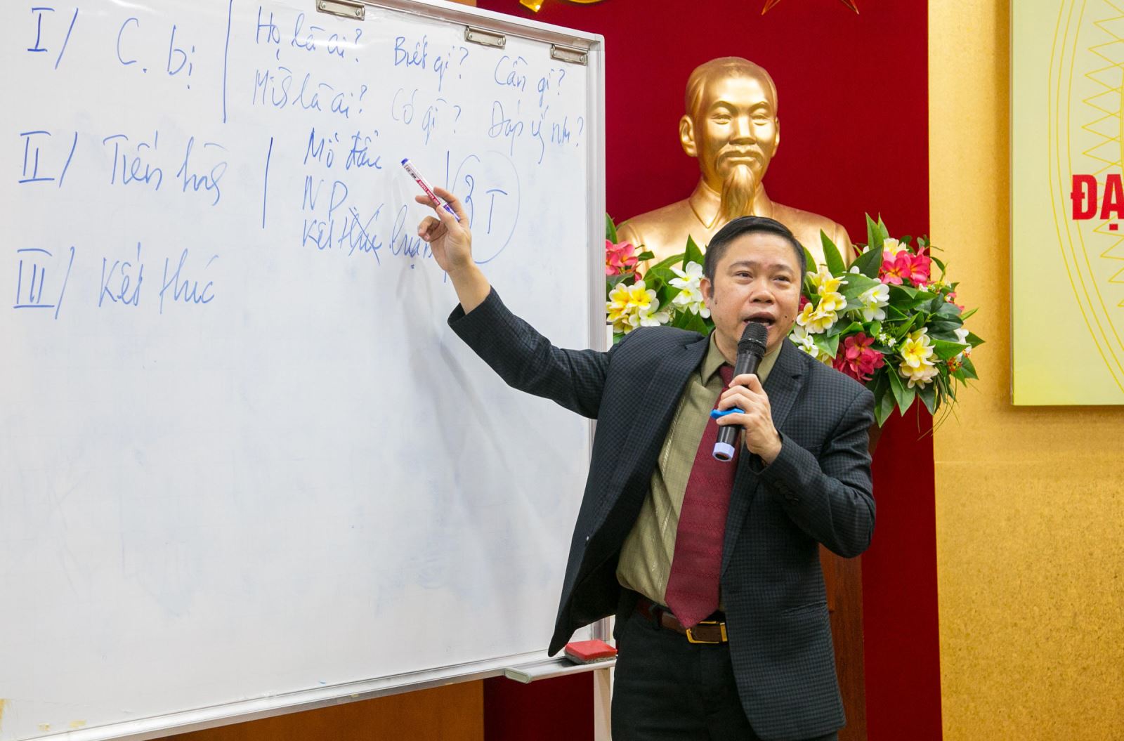 PGS.TS Nguyễn Văn Hậu có những chia sẻ đầy tâm huyết với những giảng viên, báo cáo viên và đại biểu HĐND tại 61 điểm cầu.