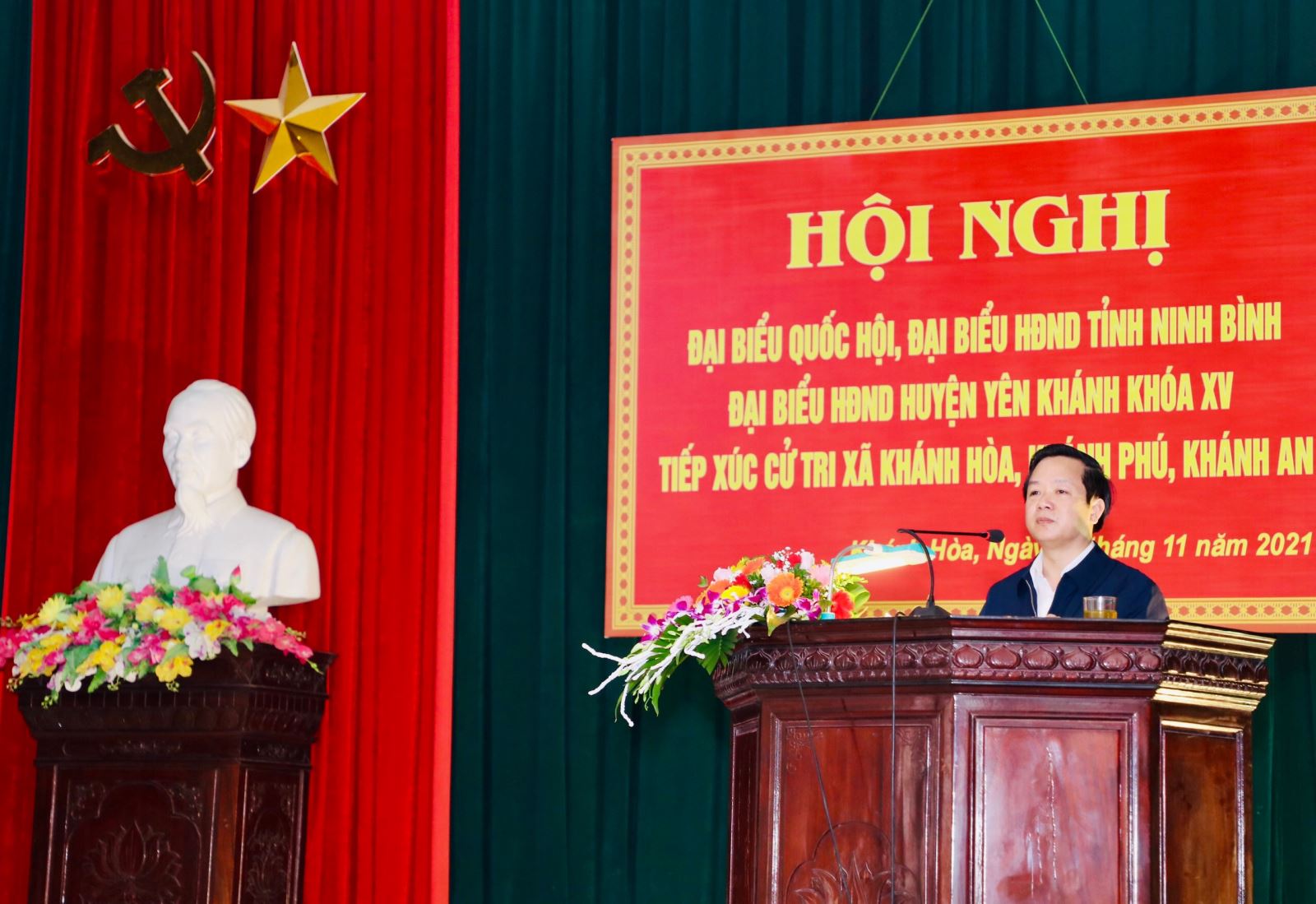 Phó Bí thư Tỉnh uỷ, Chủ tịch UBND tỉnh Phạm Quang Ngọc phát biểu tại buổi tiếp xúc