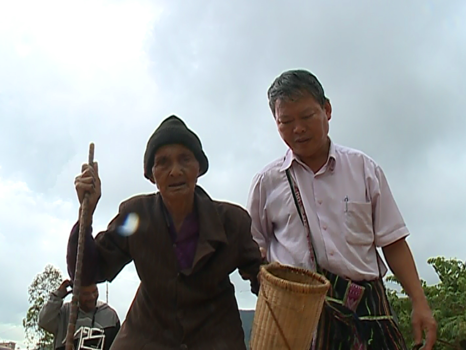 		Thiếu tướng Nguyễn Xuân Hà thăm mẹ Srieng ở xã Hà Ra
