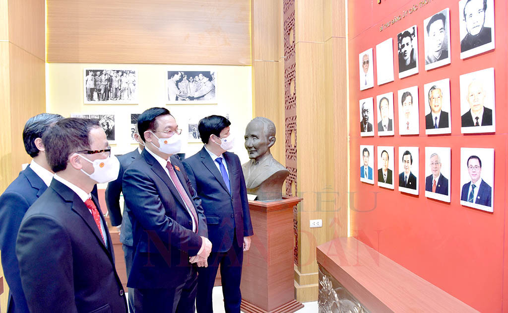 Chủ tịch Quốc hội, GS.TS, Nhà giáo ưu tú Vương Đình Huệ thăm phòng truyền thống của Trường Đại học Y Hà Nội