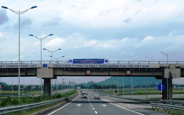 Đường bộ cao tốc Nội Bài – Lào Cai do doanh nghiệp nhà nước đầu tư, xây dựng đã cho hiệu quả cao trong phát triển kinh tế- xã hội…