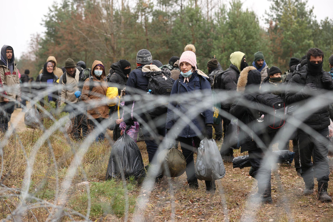 	Người di cư tập trung ở biên giới Belarus giáp với Ba Lan. Ảnh: Reuters