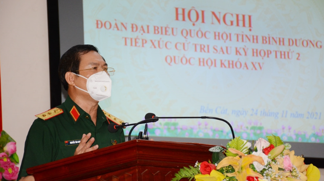 Thứ tưởng Bộ Quốc phòng Nguyễn Tân Cương giả đáp ý kiến cử tri.