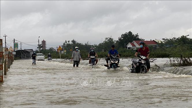 Một đoạn tràn tại xã Phước Thuận, huyện Tuy Phước bị ngập sâu khiến giao thông khó khăn