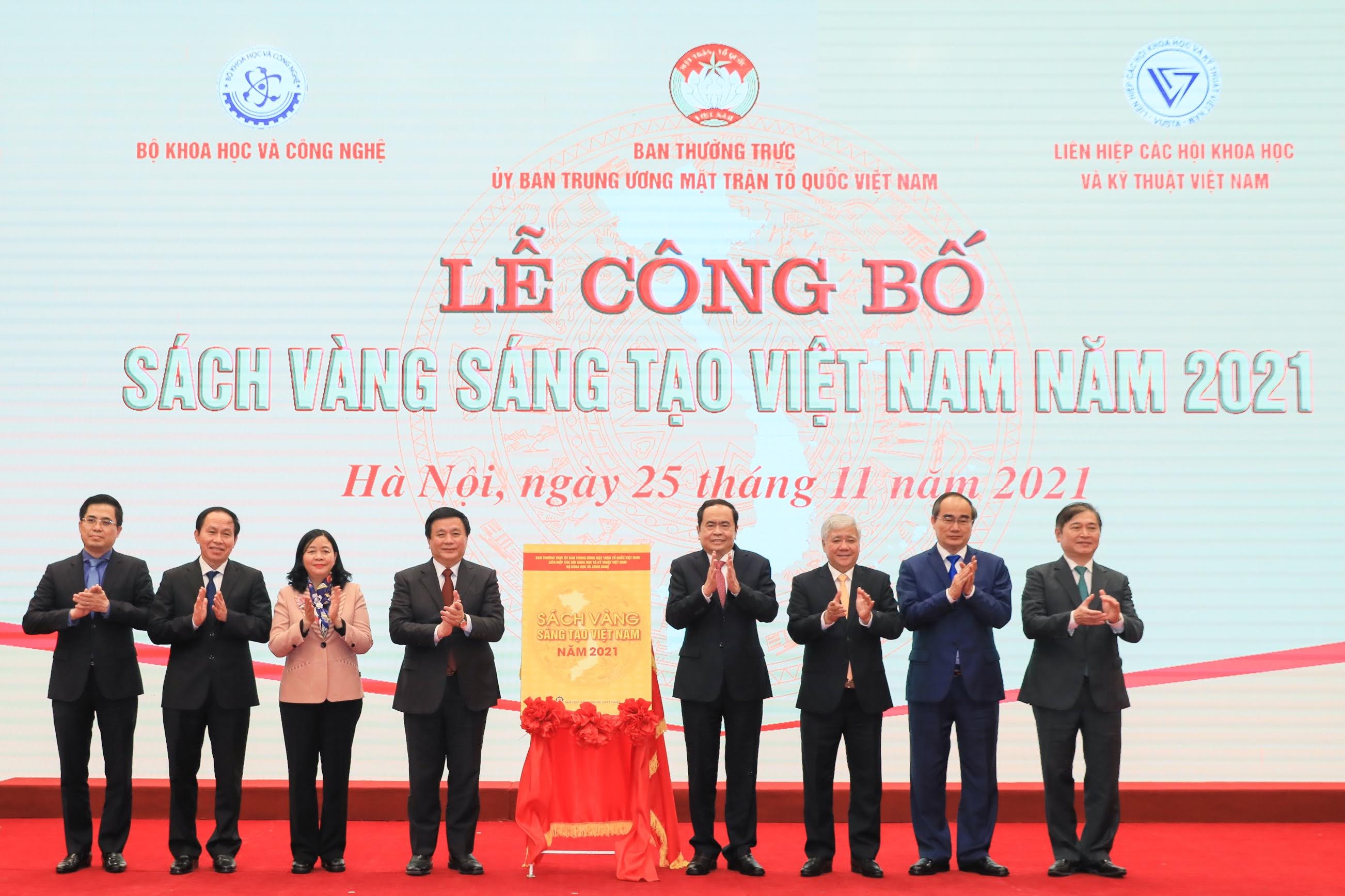 	Phó Chủ tịch Thường trực Quốc hội Trần Thanh Mẫn và Lãnh đạo, nguyên Lãnh đạo Đảng, Nhà nước thực hiện nghi thức công bố "Sách vàng sáng tạo Việt Nam" năm 2021